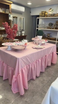 Toalha retang rosa bebê e poa branco com babados 3,20m x 2,25m